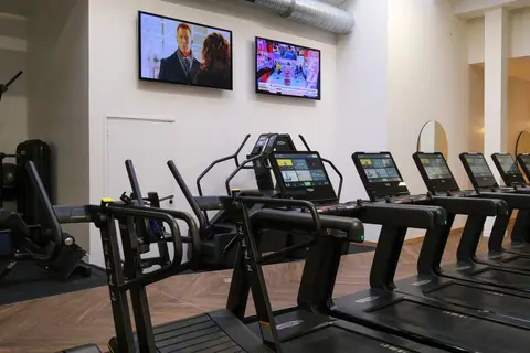 Tapis de course Technogym face aux écrans