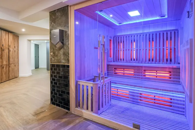 Le sauna du club, éclairé