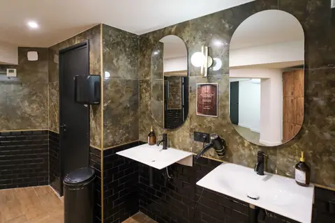 Vestiaires en marbre et bois avec miroirs en arche