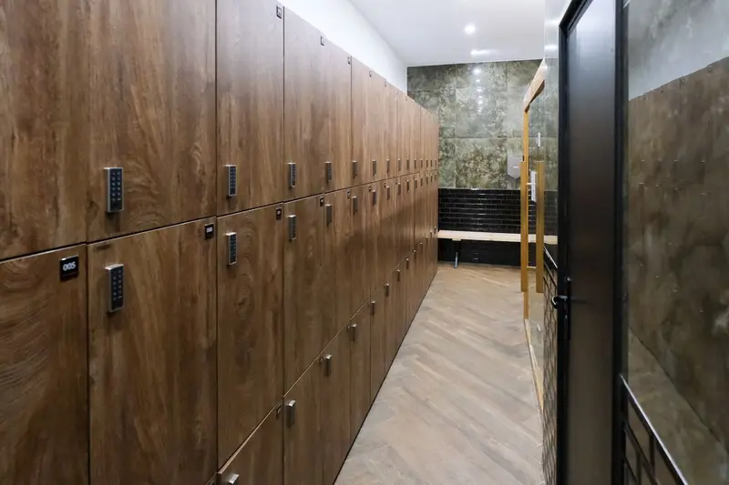 Vestiaires avec casiers en bois et banc